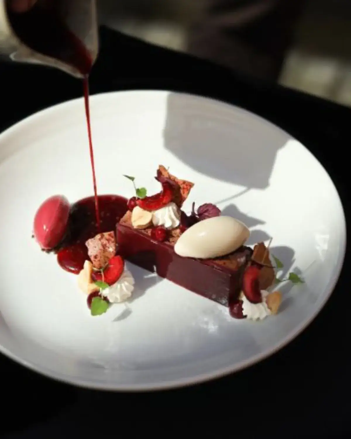 Dessert chocolat, fruits rouges et glace vanille maison — dessert gastronomique chef privé