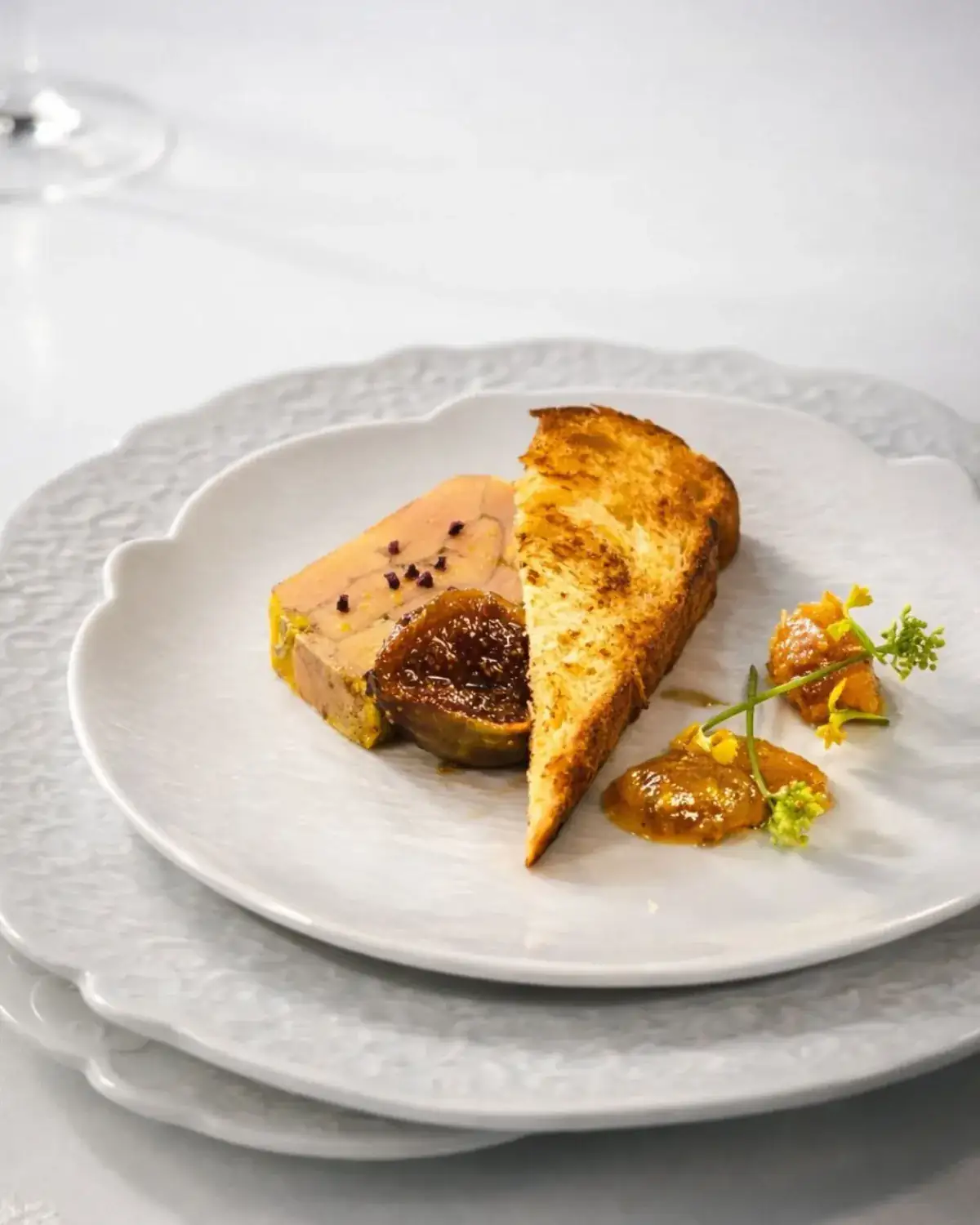 Foie gras mi-cuit, figue rôtie et brioche toastée — entrée fine par chef privé à domicile