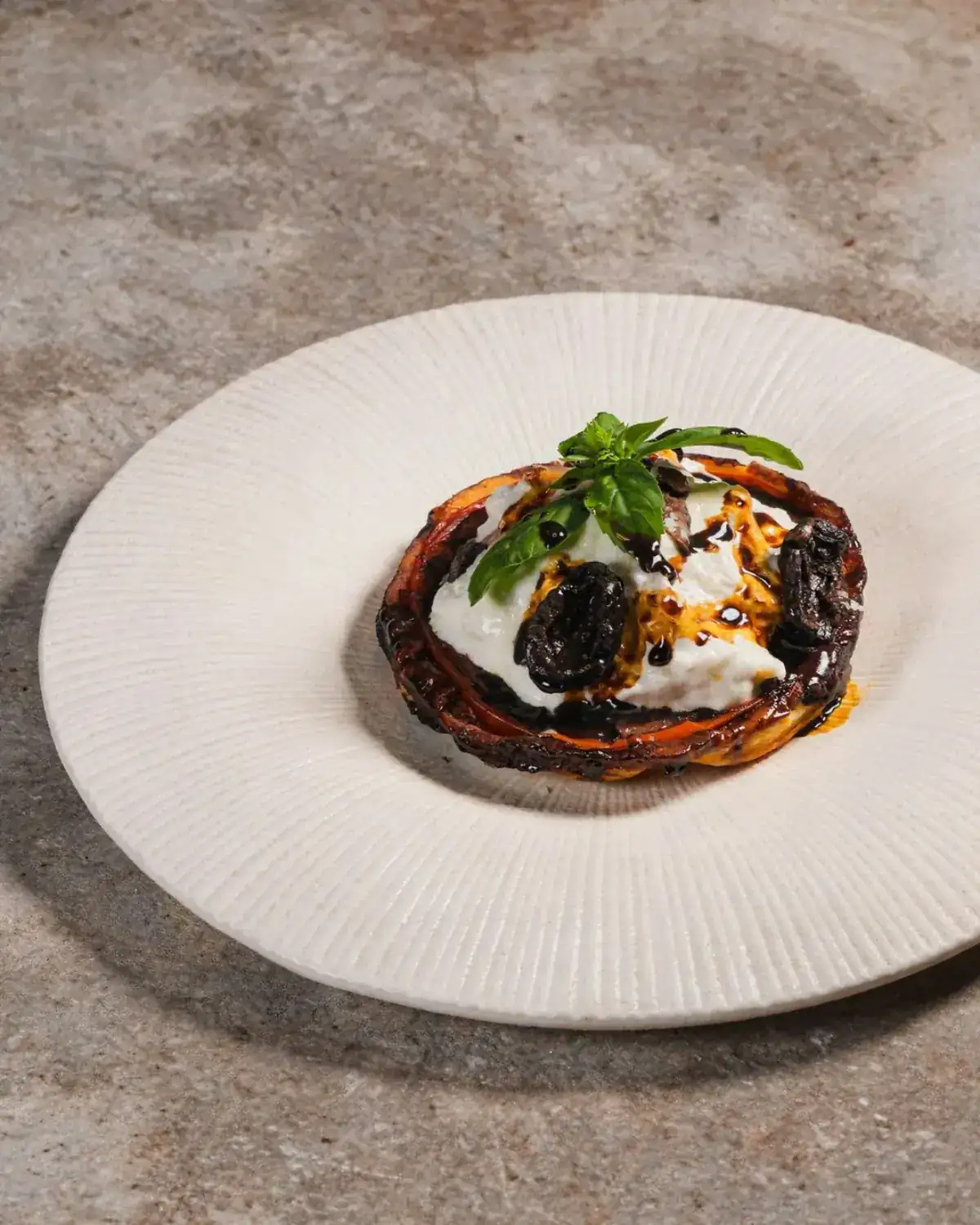 Tatin de tomate rôtie, stracciatella et basilic — entrée créative chef à domicile Lyon