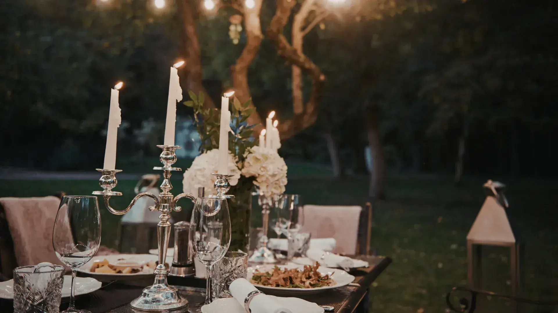 dîner gastronomique en extérieur avec chef privé à Lyon dans une ambiance élégante et chaleureuse