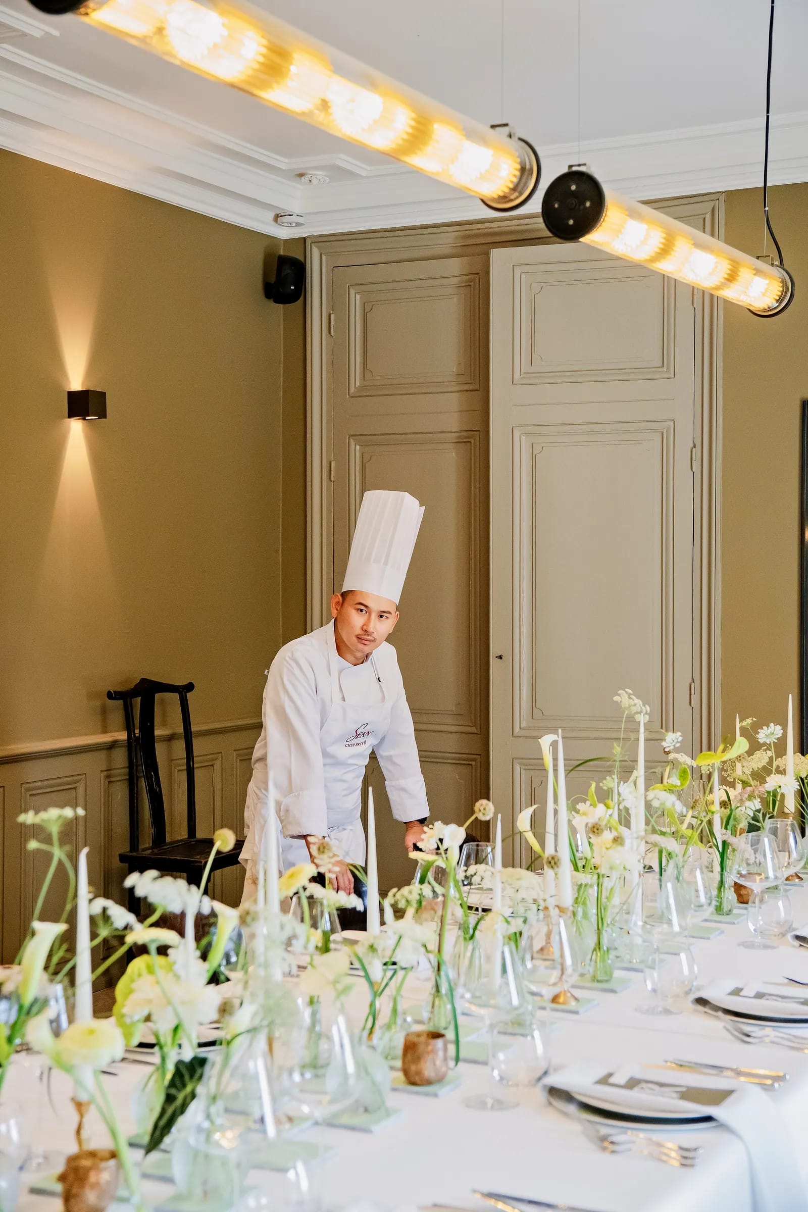 Vérification de la table dressée avant l’arrivée des convives