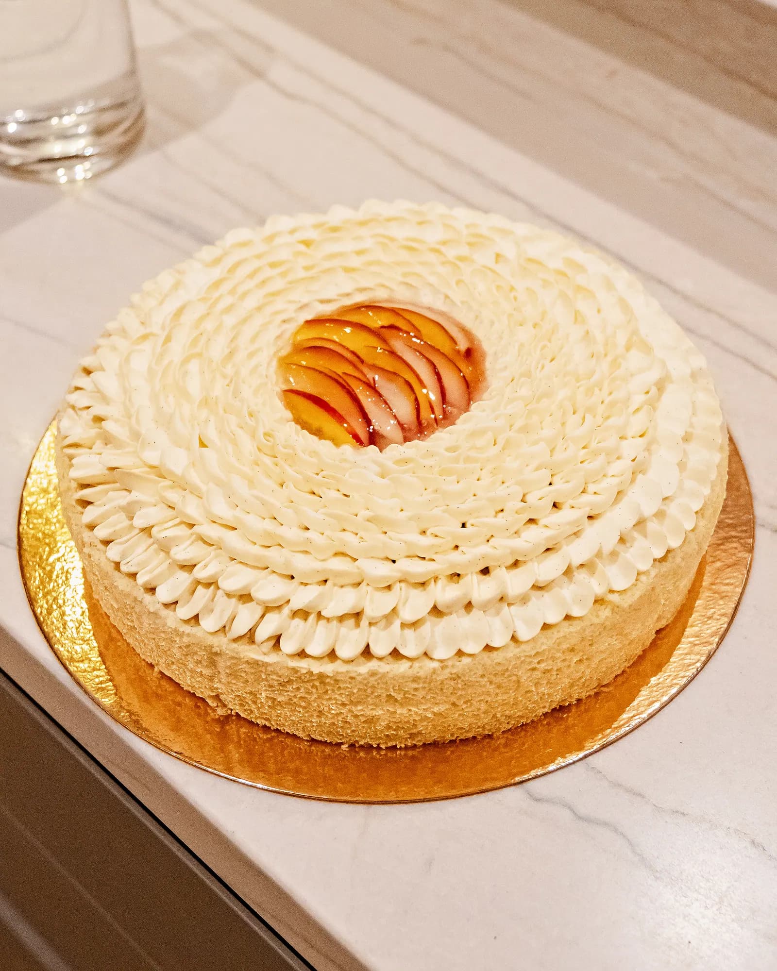 Entremets à la vanille décoré de pétales de crème pochés en spirale