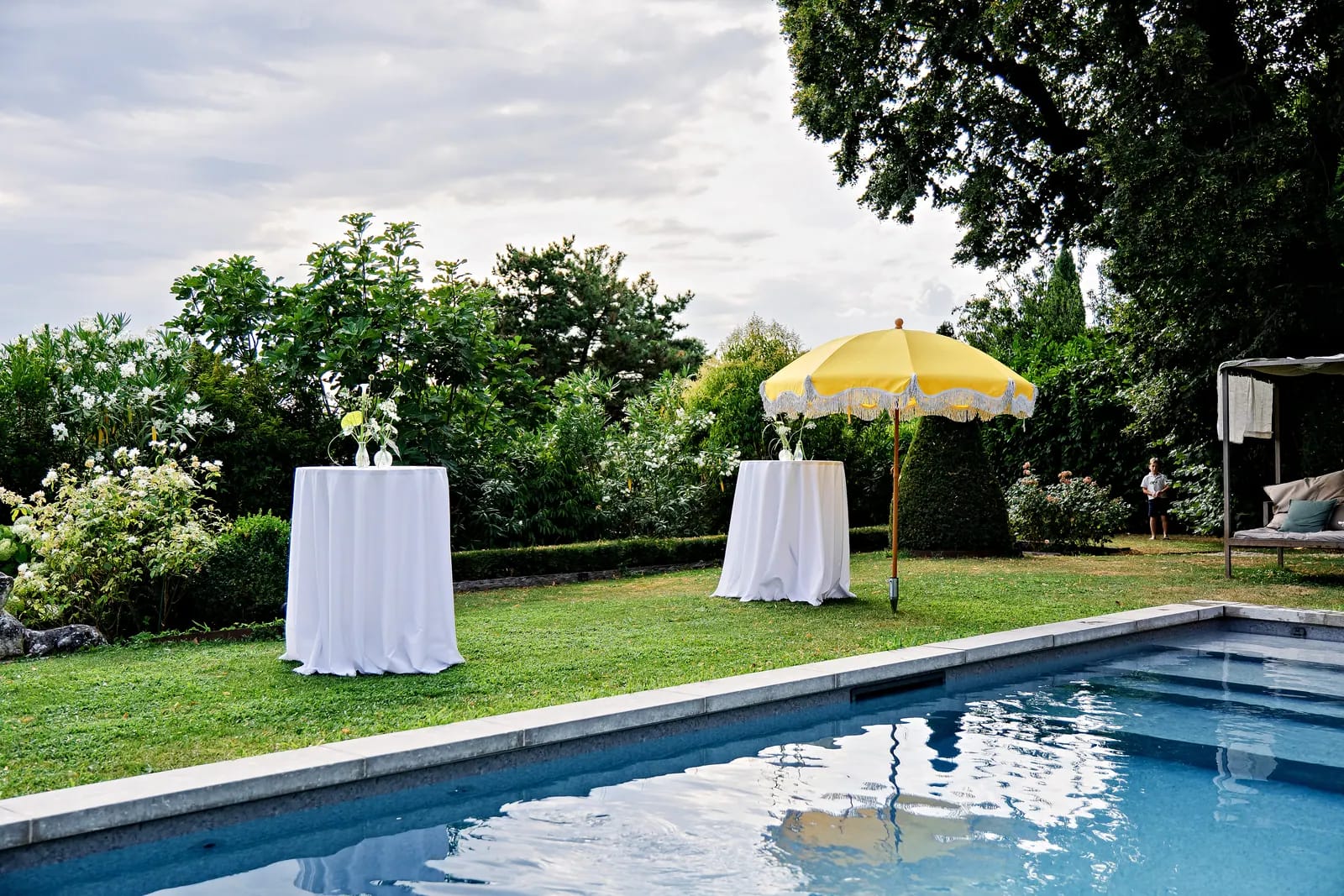 Réception dressée dans les jardins d’un château, au bord de la piscine, séjour gastronomique privé avec chef près de Lyon