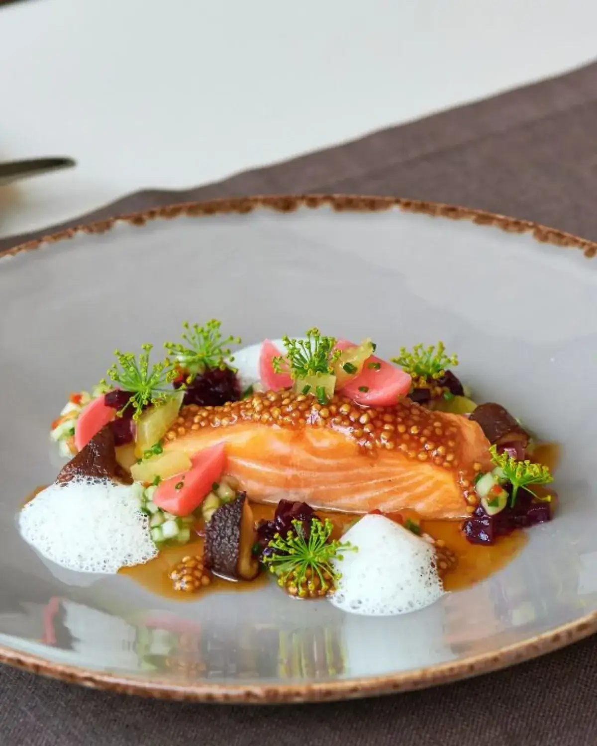 Saumon nacré, grains de moutarde · légumes croquants