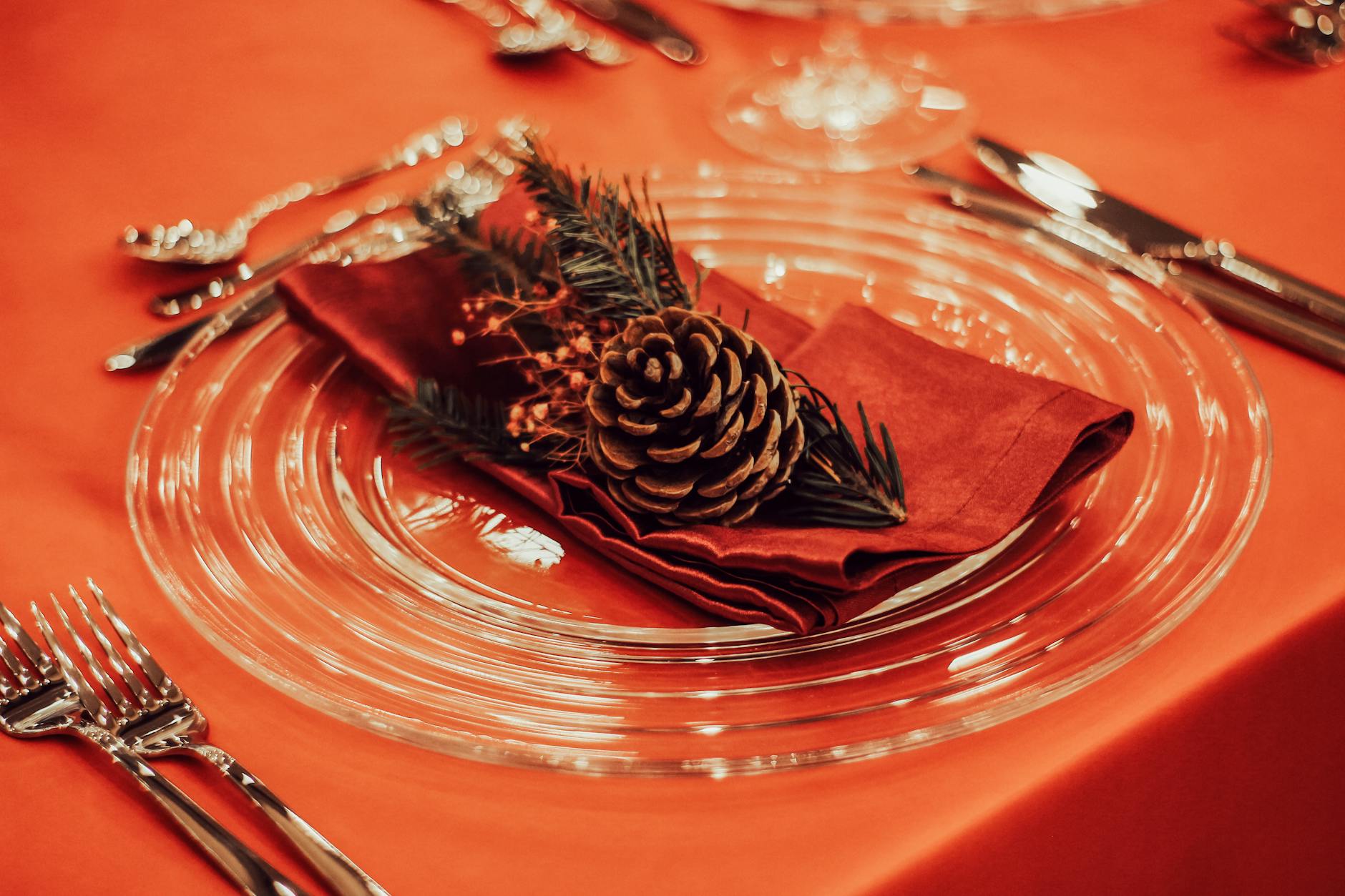 Comment Organiser une Table de Fête Comme un Chef – Élégance, Savoir-Vivre et Détails qui Font la Différence